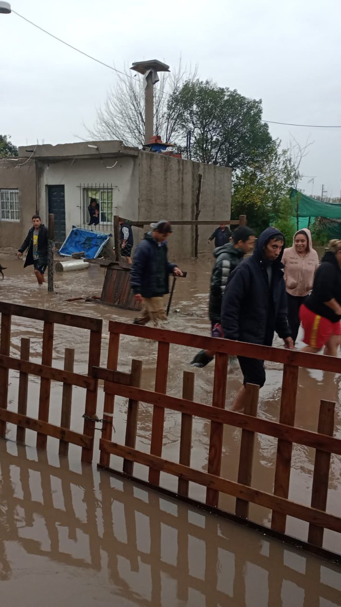 Ruizgrechu's tweet photo. Así viven los vecinos del Barrio Loma Verde (moreno).  Los que nos gobiernan, hacen la vista gorda.      #RealidadvsRelato #HayQueHecharlosConLosVotos #JesusPresidente https://t.co/K9wzsfdC0G