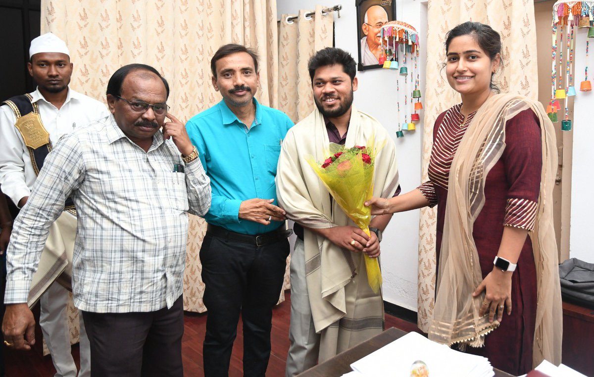 An extremely #proud moment for our district! A #dalit, son of mid-day meal aaya and  student of a #SocialWelfare school, have got selected in IAS. Very happy to meet Revaiah Dongre, AIR 410, UPSC Civil services examinations. #inspirational #UPSC2022result