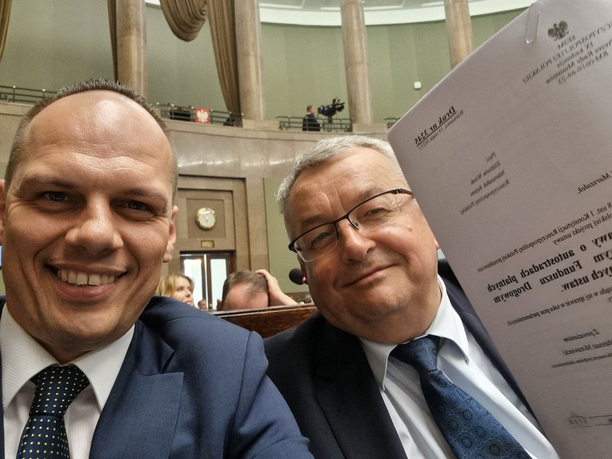 WeberRafal's tweet image. Ustawa znosząca opłaty na 2 odcinkach autostrad  A2 Konin - Stryków i A4 Bielany Wrocławskie - Sośnica przyjęta przez Sejm RP. 429 głosów za. Pierwsze zobowiązanie Prezesa @pisorgpl Jarosława Kaczyńskiego z #ProgramowyUL wykonane!!  @AMAdamczyk @TomaszPoreba @RafalBochenek