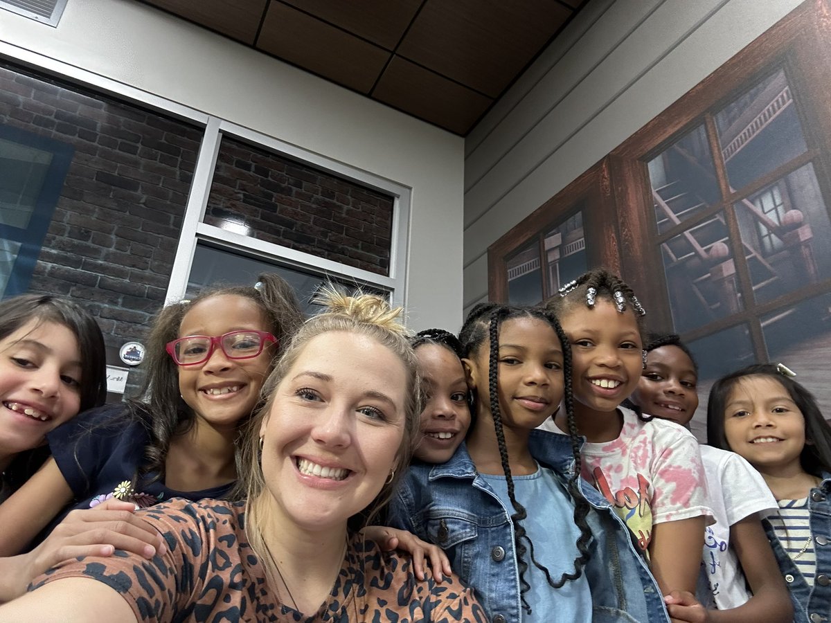 MrsVanderTuig's tweet photo. Last day of school!!!! Going to miss these kiddos sooo much!!!💙❤️💙❤️ https://t.co/adYPJES2TL