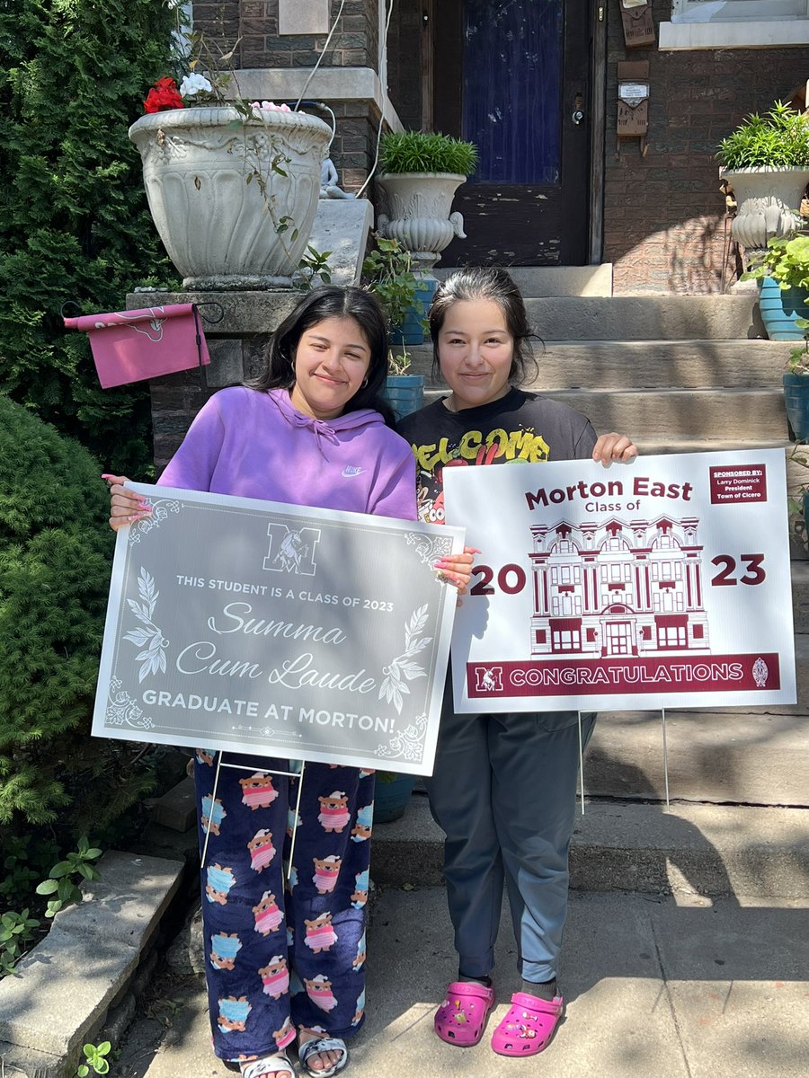 While delivering graduate yard signs .. this graduate’s sister happened to be my Culinary student 4 years ago!!! Made my whole day! 🐴🎓 #mortonpride #orgullomorton #Classof2023