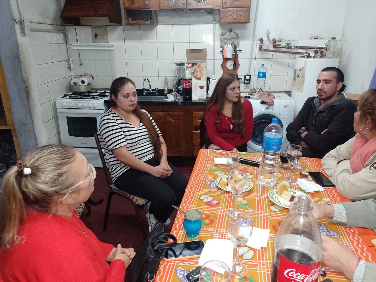 AndreBlandini's tweet photo. Visita al Barrio Trapiche. Nos encontramos para conversar y conocer de cerca sus inquietudes y necesidades. ✍️
#GodoyCruz #NosUneElFuturo #Lista504B #AndreaBlandini https://t.co/2KIQOEjQdD