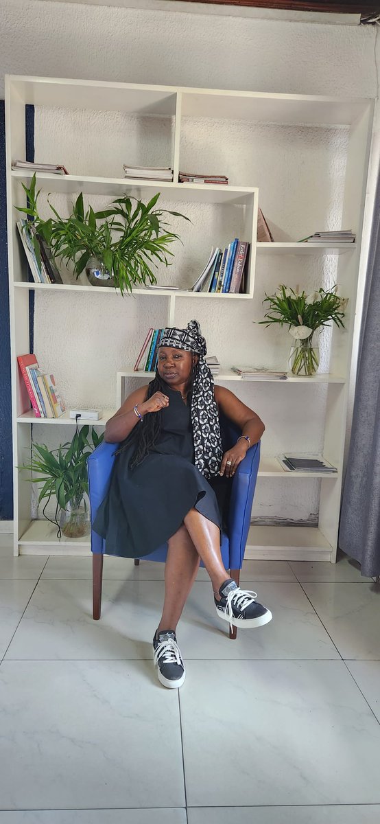KahWalla's tweet photo. Énervement hier.
En plus du manque d'eau, lumière... + agents de santé en grève, 1 chaîne de télé folle a donné la parole aux ethno-fascistes!

Recentrée aujourd'hui.
Notre travail est d'aimer suffisamment le Cameroun pour ns battre pour lui.
C'est ça.
C'est tout.

#FridayInBlack https://t.co/KyYMIsi5th