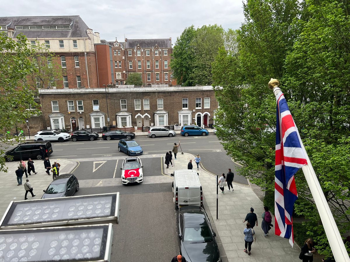 Türkiye in London (@tc_londrabk) on Twitter photo 24 Mayıs’ta sona eren Londra’daki seçimlerde görev alan çalışma arkadaşlarımız tarafından çekilen bazı kareler🇹🇷
Seçimlerin başarıyla tamamlanmasında emeği geçen tüm değerli çalışanlarımıza bir kez daha teşekkür ediyoruz. 24 Mayıs’ta sona eren Londra’daki seçimlerde görev alan çalışma arkadaşlarımız tarafından çekilen bazı kareler🇹🇷
Seçimlerin başarıyla tamamlanmasında emeği geçen tüm değerli çalışanlarımıza bir kez daha teşekkür ediyoruz.