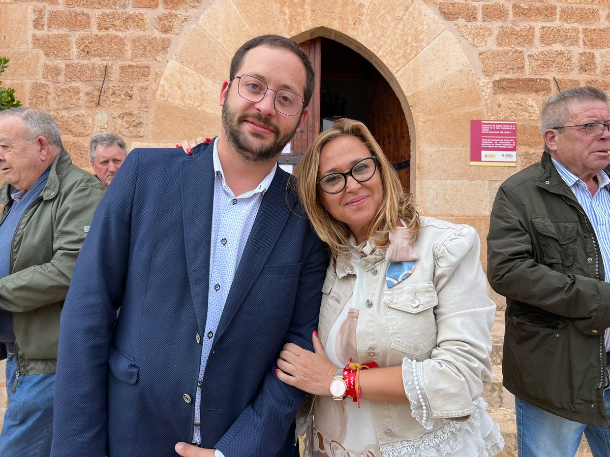 TeruelPSOE's tweet photo. 🗳#mitinCeladas @MaytePerez2 “es el momento idóneo para que #Celadas despegue de la situación de aletargamiento en la que se encuentra, @angelceladas conseguirá seguro, tiene ganas y motivación para mejorar su pueblo con proyectos de futuro” #pasionporcrecer #VotaPSOE https://t.co/hMgcsT8wos