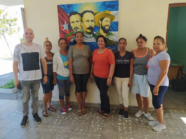 epjdluz's tweet photo. Recibimos  hoy  a quien fuera una de nuestras queridas directoras, quien actualmente se desempeña como Secretaria de la #AsambleaContramaestre.
#CubaMined #Contramaestre #MejorEsPosible  #MejorEsPosibleStgo @LeticiaCalvo @dpestgo
@FundichelyRosa  @DraMaricelDME
@EsterisFrancis https://t.co/Z4vdzlFtsS