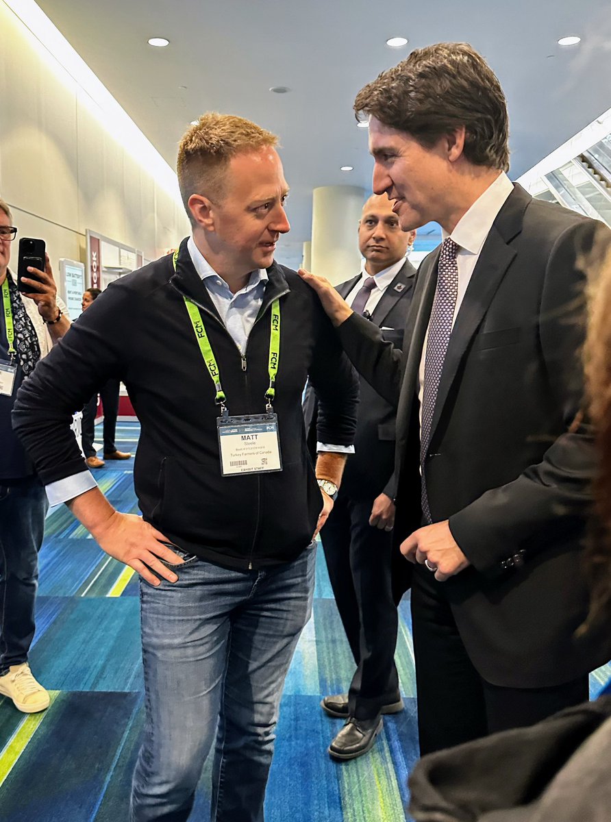 Thanks to <a href="/JustinTrudeau/">Justin Trudeau</a> for supporting poultry, egg and dairy farmers, and stopping to talk about turkey farming at #FCM2023AC.