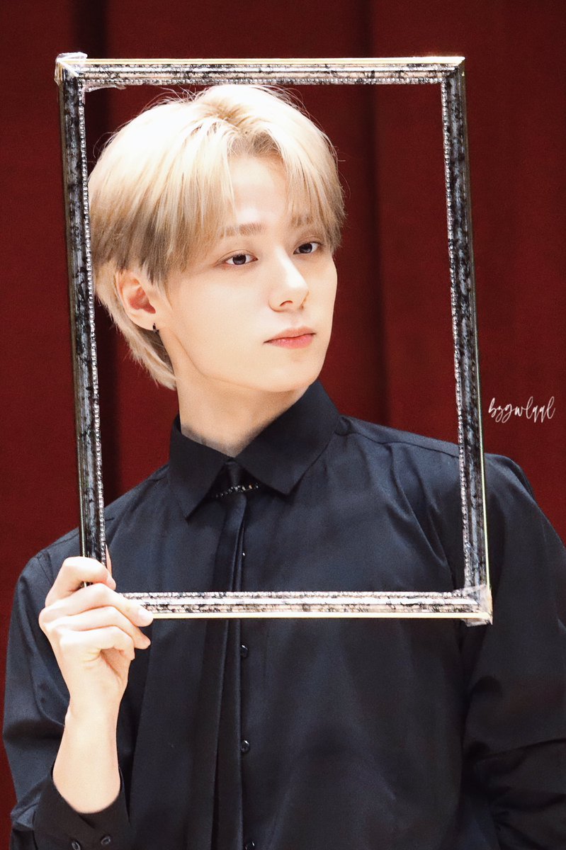 bzgwlqql's tweet photo. 230519 musicscale 팬사인회 

#환웅 #HWANWOONG 
#원어스 #ONEUS https://t.co/xiJGdWsli3