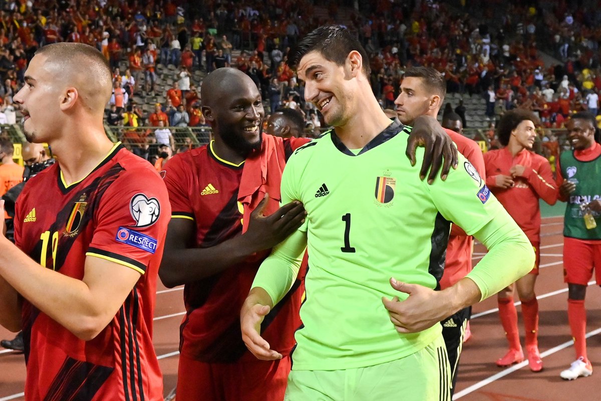 ActuFoot_'s tweet photo. Thibaut Courtois 🇧🇪 choisit Lukaku à De Bruyne pour la finale de la LDC :

« J’espère que Romelu va la gagner. Évidemment, c’est lui contre Kevin mais je connais Romelu depuis un peu plus longtemps. J’ai beaucoup de respect pour lui. »

(Prime Video) https://t.co/emd1pknGMu