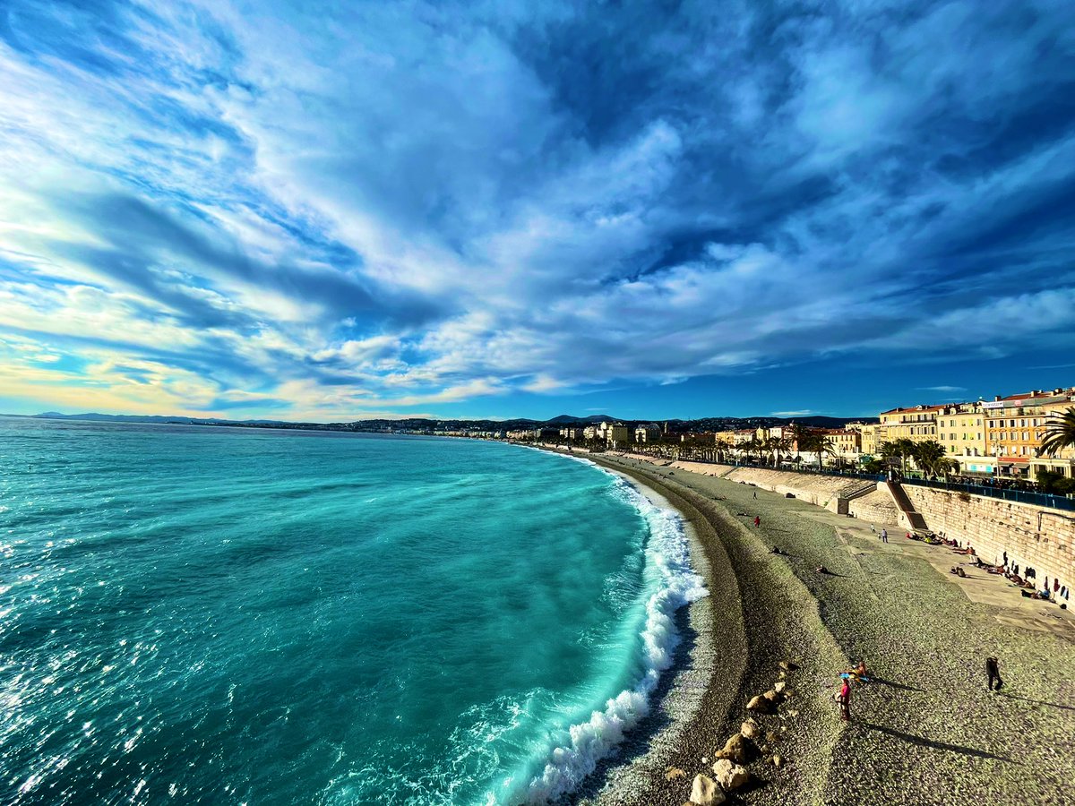 🌊 On termine la journée sur la plage de #Nice tout simplement ! 

Bon week-end à tous ! 😀

📷 @VSimon1985 #CotedAzurFrance #FranceMagique #ExploreNiceCotedAzur #IloveNice @ExploreNCA @AlpesMaritimes