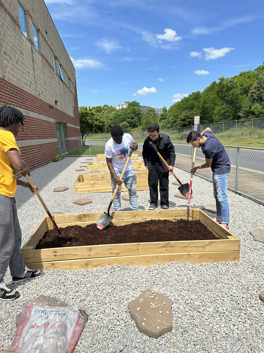 jdawgboyce's tweet image. Our project, Freedom Native Garden, @FreedomHS_PWCS received funding from the #AWSInCommunities Northern Virginia Sustainability Fund, supported by AWS! Students have been working hard and we are making great progress! @FHSPRINCSMITH @KPWB_org @PWCSEnergyTeam @PWCSNews