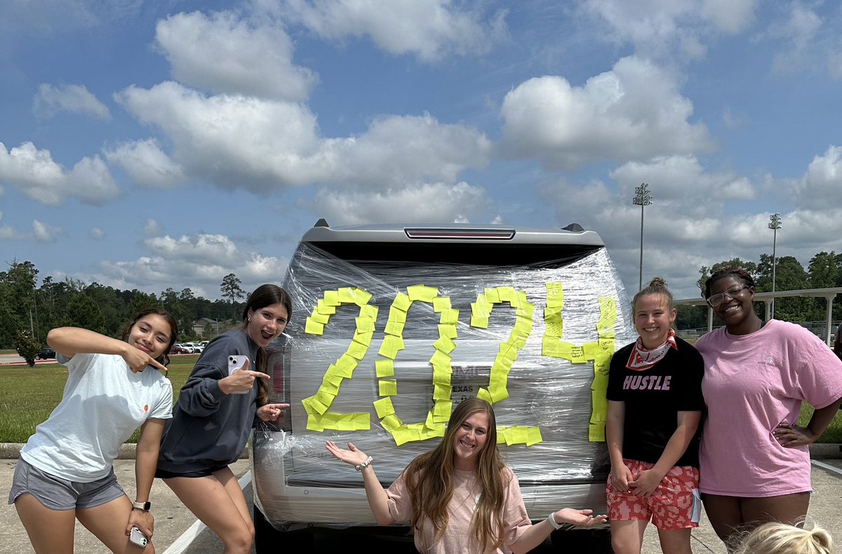 ShelbySimonton's tweet photo. Grateful for the memories and lessons I learned with these girls. They helped me grow as a coach, teacher, person, and mom. Each of my players will always hold a special place in my heart but now the next chapter begins with my babies and @bar_a_bbq 💜 https://t.co/b7EjrQ93DA