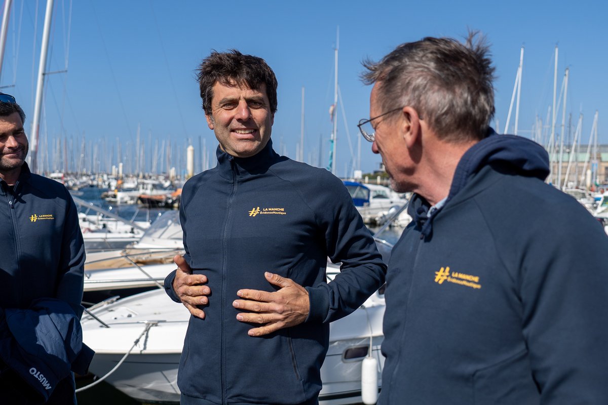 Retenez ce n° : le 185 ! C'est celui de #LaManche sur les prochaines courses en mer ! Aujourd'hui j'ai remis les dotations à l'équipage du class 40 #EvidenceNautique.
Bon vent à Nicolas Jossier, Alexis Loison et Benoît Charon sous leur couleurs manchoises !
