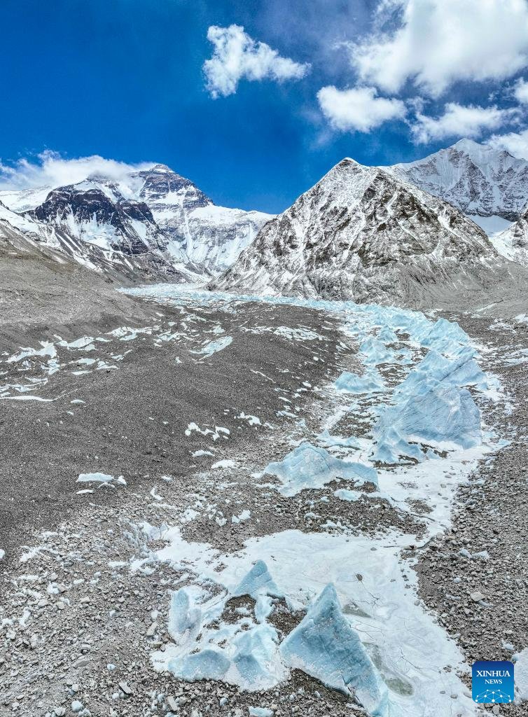 ChinaDaily's tweet image. #LATEST Global warming and the cross-border movement of air pollutants have accelerated the melting of glaciers in the Mt. Qomolangma region, but the retreat has been relatively slow compared with other parts of the world, a Chinese scientist has said. #Qomolangma