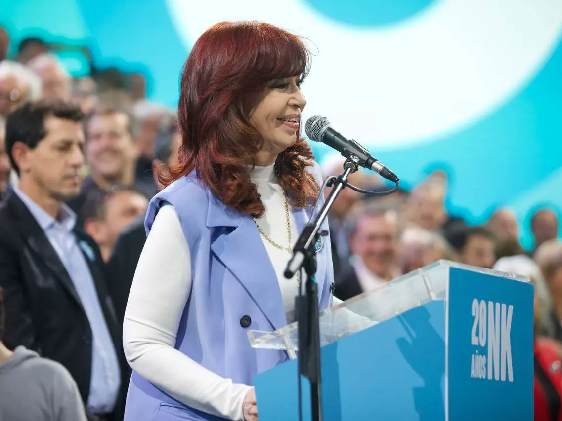 AntolinMagallan's tweet photo. A romperse lo que hay que romperse. Podemos militar con más fuerza aún para aportar a la construcción de ese proyecto cuyos ejes,claramente, definiera @CFKArgentina ayer.

Ya protagonizamos innumerables epopeyas a lo largo de la historia. Ayer Cristina nos invitó a una más. https://t.co/fJZEdwwYMg