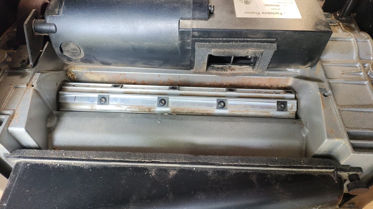 brianmross42's tweet photo. Had my #Cutech thickness planer for a little over 4 years... Time to rotate the blades. 

This thing is fantastic and I've had no issues with it. https://t.co/AqYAUlkyLU