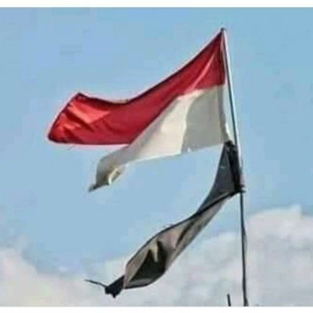 Dr_Laqwer's tweet photo. هنا الإجابة على سؤال اليوم.

لماذا لا يعلن الجنوبيون الإستقلال اليوم ؟

سؤال نواجهه كثيرا من قبل المتابعين ع��ى صفحات التواصل الاجتماعي , بعضاً منهم في الجنوب يريدون الخلاص عاجلا من معاناة الوحدة والبعض الآخر من اليمن و يسألون السؤال هذا إما بسخرية كما ينشرون في صفحاتهم "انفصلوا وعلينا البراميل", او كنوع من التحدي مع شيء من التحريض للتسرع في قرار لم تستوفى كل شروطه حتى الآن. 

للإجابة على السؤال :

 بتواضع أقول إن هذا رأي شخصي قد لا يعجب كثيرين, ساحاول فيه ان أخذ الأمر بطريقة موضوعية. 

بعد إن إستطاع الجنوبيون بحراكهم السلمي من وضع القضية الجنوبية في موقع لا يمكن تجاوزها و بعد ان فرضت المقاومة الجنوبية بصماتها على الإنتصارات التي تحققت في هذه الحرب ضد الحوثيين، و بعد قيام المجلس الانتقالي الجنوبي  ونجاحه سياسيا و عسكريا من بسط نفوذه على الأرض الجنوبية و مواجهة الحملات العس��رية التي قادتها جماعة الإخوان و العناصر الإرهابية على شبوة و عدن و كذا الحرب الحوثية المستمرة على الحدود الدولية بين الجنوب و اليمن في الضالع و يافع و في بيحان وغيرها من الأعمال الإرهابية قد أحدثت تغييرا مرحليا على الأرض وحقق الجنوبيون أهم انجاز وهو إخلاء الجنوب من القوات اليمنية وعصابات الحوثة( عدا وادي حضرموت و المهرة) كما بدأت كثير من الاجراءآت مثل توطين الوظائف وإعادتها للجنوبيين, كما تم و يتم بناء قوات أمن وجيش افراده من الجنوب, و اختتمت هذه النجاحات بعقد اللقاء التشاوري للحوار الوطني الجنوبي.

مع هذا كله أقول إن خيار فك الارتباط بين اليمن والجنوب لن يكون الآن لأسباب عديدة،

 أهمها وأخطرها وهو سياسي صرف، إن فك الارتباط بين اليمن والجنوب أو خروج الجنوب من الوحدة يجب ان يكون مرتباً بشكل رسمي و تحت اشراف دولي وأقليمي ملزم للأطراف ومضمون من دول الاقليم و العالم, هذا الاتفاق يجب أن يكون شاملا ولا يستثني أي قضية خلافية  يمكن ان تكون مصدر نزاع  مستقبلي بين الدولتين.

حقوق الانسان و جرائم الحرب،
هذا الامر من اهم ما يجب الإستعداد له جنوبيا و إعداد كل الملفات الخاصة بالجرائم التي ارتكبتها طغمة المركز المقدس بدءا من الاغتيالات في صنعاء بعد اعلان مشروع الوحدة الى اخر عدوان قامت به مليشيات الحوثة، و هذا يشمل المجازر التي ارتكبت من حرب ٩٤م مرورا بجرالم الإرهاب التي ادارتها صنعاء و اغتيالات القادة العسكريين في حضرموت و عدن و حتى جرائم الحرب الاخيرة.
 
اصول الدولة،
يتم في هذا الاتفاق تحديد حقوق كل طرف من الطرفين  ومن ضمنها تحديد أصول الدولة الجنوبية التي تم نهبها وبيعها لأشخاص متنفذين في اليمن ونصيبها من املاك الدولة الحالية في الداخل والخارج و كذلك حصة كل طرف من الدين العام الخارجي والداخلي وفقا للمشاريع التي صرف فيها.

السكان و اللاجئين اليمنيين في الجنوب.
من الامور المهمة والشائكة التي يجب أن يتم الاستعداد لها هو الوضع السكاني، حيث ان هناك تداخل سكاني قد حصل خلال ربع قرن وتزاوج وانتقال أسر من هنا وهناك وهذا امر يحتاج ان يتم البت فيه وتحديد حقوق الاشخاص في الدولتين وضمان  هذه الحقوق من خ��ال إعادة صياغة الجنسية في الدولتين بشكل لا يقبل اللبس.

حقوق الموظفين.
هناك أيضا حقوق المواطنين العاملين في الدولتين وتشمل حقوقهم في التأمينات العامة ونقل خدماتهم ووضع أسس كاملة لكيفية التعامل معها حتى لا يتم التلاعب بها وتتسبب في ظلم او إستغلال من قبل اي جهة كانت فردية او عامة.

الثروات الطبيعية.
من الامور الهامة جدا والتي كانت سببا رئيساً في انحراف الوحدة المفترضة عن طريق السير لصالح الجميع هناك الثروات المشتركة على الحدود التي أغرت قوى النفوذ المقدس في صنعاء ودفعته لارتكاب جريمة الحرب على الجنوب في 94م و 2015 م  حتى يتسنى لهم احكام سيطرتهم على هذه الموارد الطبيعية من نفط وغاز وتقاسمها بينهم هذا الملف يجب ان تكون العلاقة فيه واضحة ومحددة تحددها القوانين الدولية التي تنظم حقوق الدول في هذا المجال وذلك لكي لا تشتبك المصالح وتتعقد وتصبح مشروع حروب جديدة بين الدولتين.

لذلك و لهذه الأسباب جميعها وأسباب اخرى لا يتسع المجال لذكرها هنا، فان توقيت الاستقلال لا بد من التحضير له و لمرحلة مفاوضات صعبة ستكون أكثر وطأة علينا من المعركة العسكرية و فيها المعركة القانونية والسياسية و الحقوقية و الاقتصادية التي يعتمد انتصارنا فيها قائم على قدرتنا على إدارتها بشكل فاعل و إحترافي.

د حسين لقور #بن_عيدان