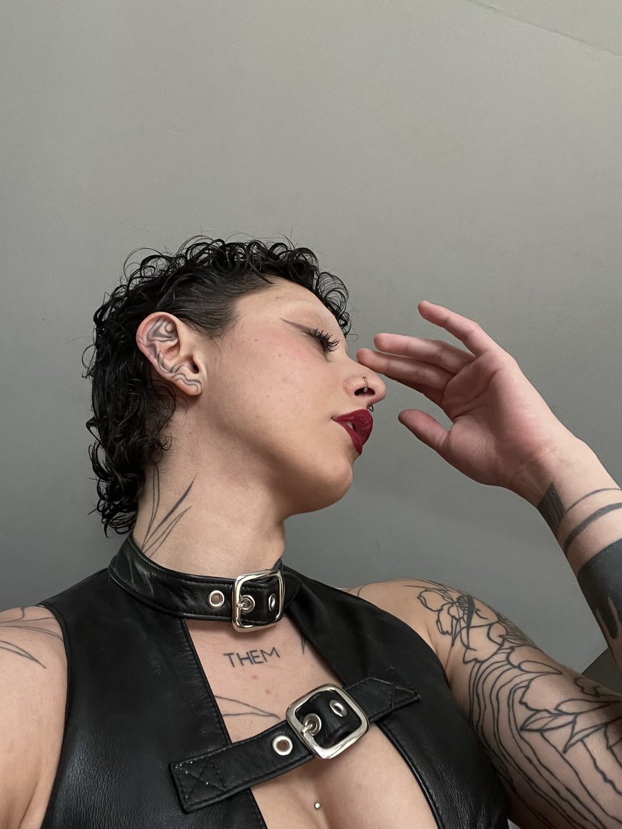 TheNonBinaryDom's tweet photo. Come worship my side profile 🖤 https://t.co/5eQzFdnjIJ
