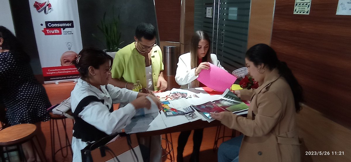 elxoklo's tweet image. En modo creativo #hackatonmoda #Insights @consumer_truth @cristinaq