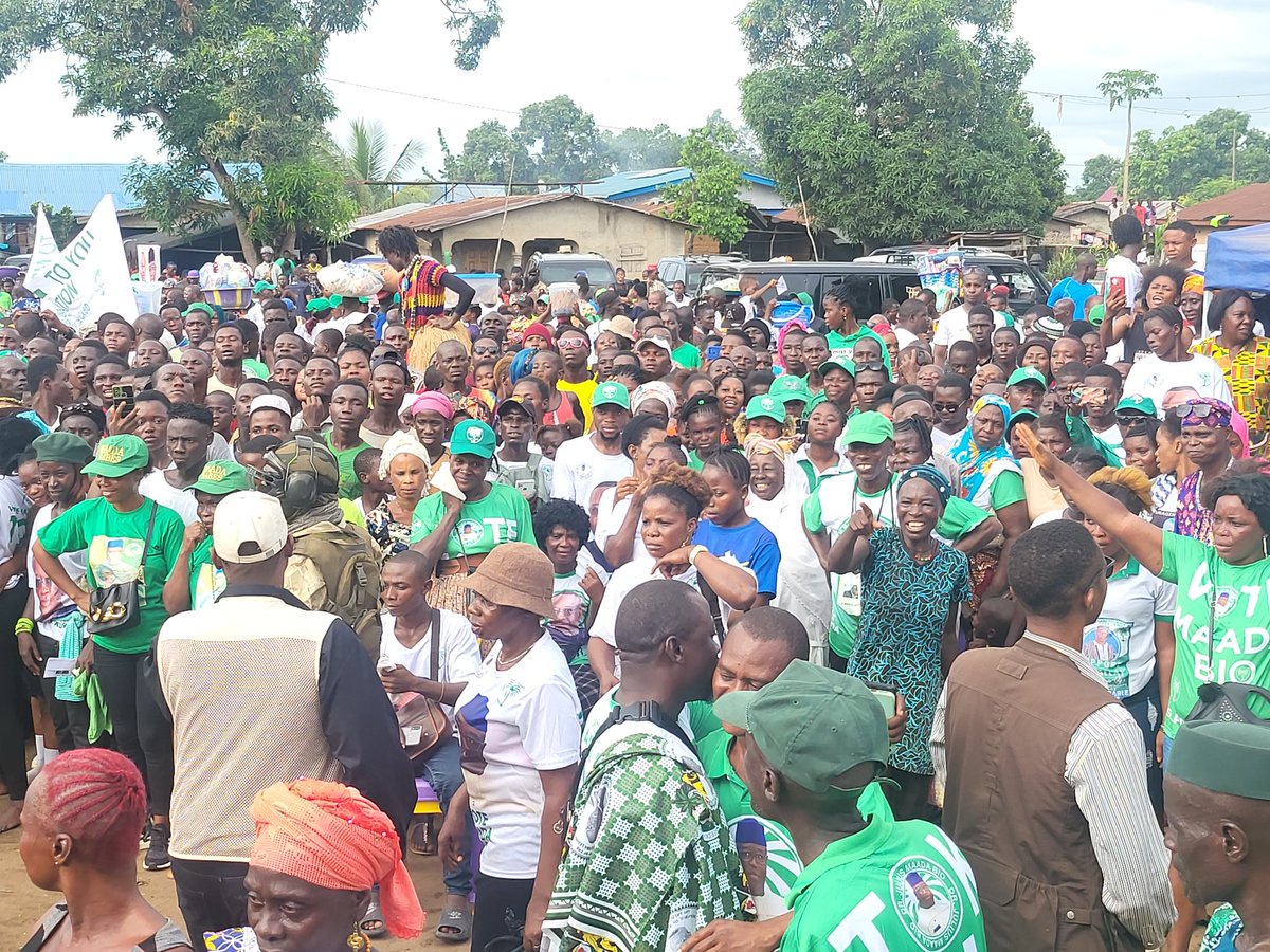 Keketoma_Sandi's tweet photo. Happening Now: H.E the President and Presidential Candidate, @PresidentBio storms Kissi Town Community Centre to continue to continue the election campaign in Western Area Rural District.
#NoRunOff https://t.co/BcAVrSCe3t