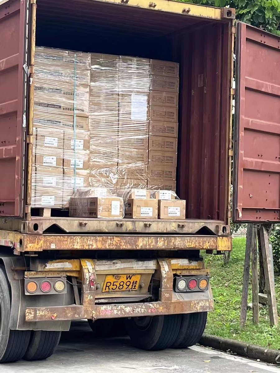 20'GP container Solar street light. 
ESAVIOR is professional in solar industry.