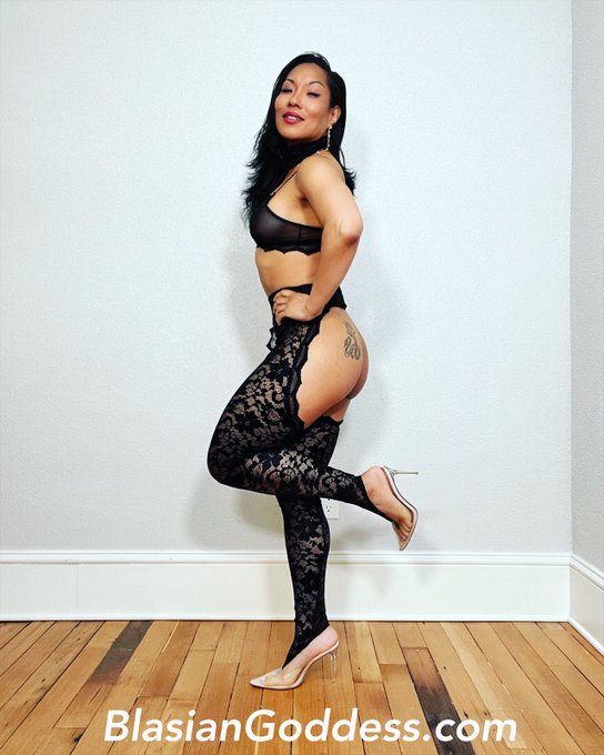 Happy Friday! 💋💋Hope you have a great day!! 💋💋 BTS at https://t.co/ruCKfkJIGS  Customs and vids at https://t<a href="/tag/blasian"class="tags"><span>#blasian</span></a><a href="/tag/milf"class="tags"><span>#milf</span></a><a href="/tag/fitover40"class="tags"><span>#fitover40</span></a>