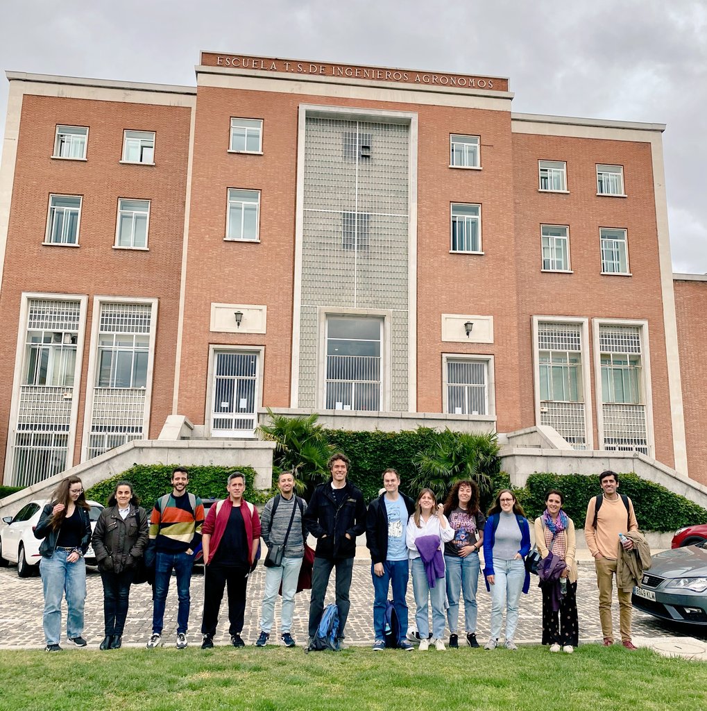 AngelGMoreno's tweet photo. Fantastic research away day! Very cool projects going on in the lab 🦠 Upwards and onwards! #synbio #biocomputation https://t.co/e9udQ0obsS