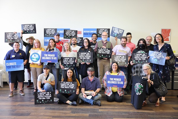 .@NYPIRG joined @NYRenews and many coalition partners at events across NY to call on @GovKathyHochul to pass the rest of the #ClimateJobsJustice package before session is over! We need the #NYHEAT Act, and the #ClimateChangeSuperfund Act to make corporate climate polluters pay!