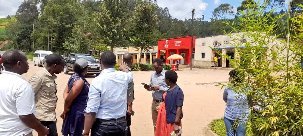 MusanzeDistrict's tweet photo. Visi Meya Ushinzwe Iterambere ry' Ubukungu @AMpuhwe arikumwe n' Umuyobozi wari ahagarariye imishinga ikorerwa muri @REMA_Rwanda basoje  igikorwa cyo gutegura umushinga wo  gutunganya igishanga cya #Mukungwa ukakigira Pariki y'ubukerarugendo, imyidagaduro n'  ubushakashatsi. https://t.co/w1GHNJqIYC