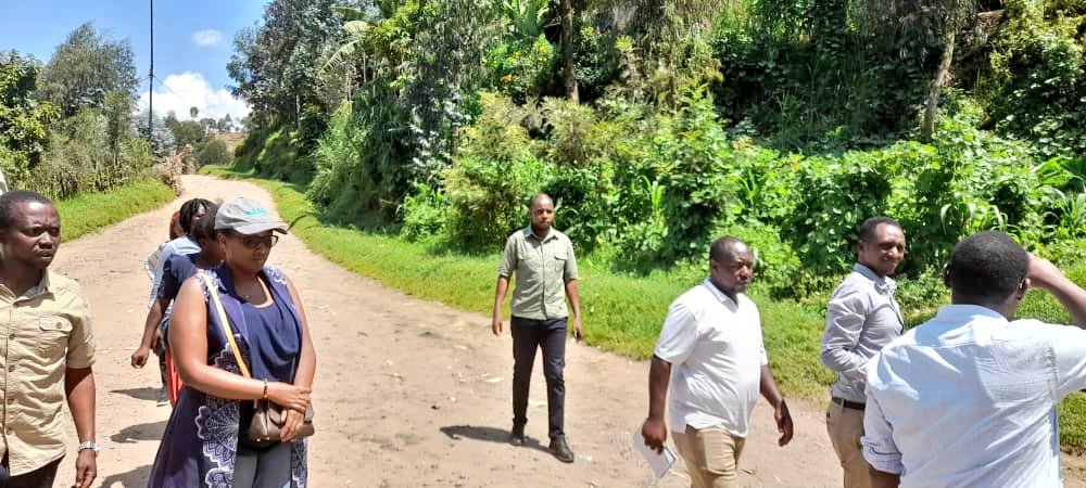 MusanzeDistrict's tweet photo. Visi Meya Ushinzwe Iterambere ry' Ubukungu @AMpuhwe arikumwe n' Umuyobozi wari ahagarariye imishinga ikorerwa muri @REMA_Rwanda basoje  igikorwa cyo gutegura umushinga wo  gutunganya igishanga cya #Mukungwa ukakigira Pariki y'ubukerarugendo, imyidagaduro n'  ubushakashatsi. https://t.co/w1GHNJqIYC