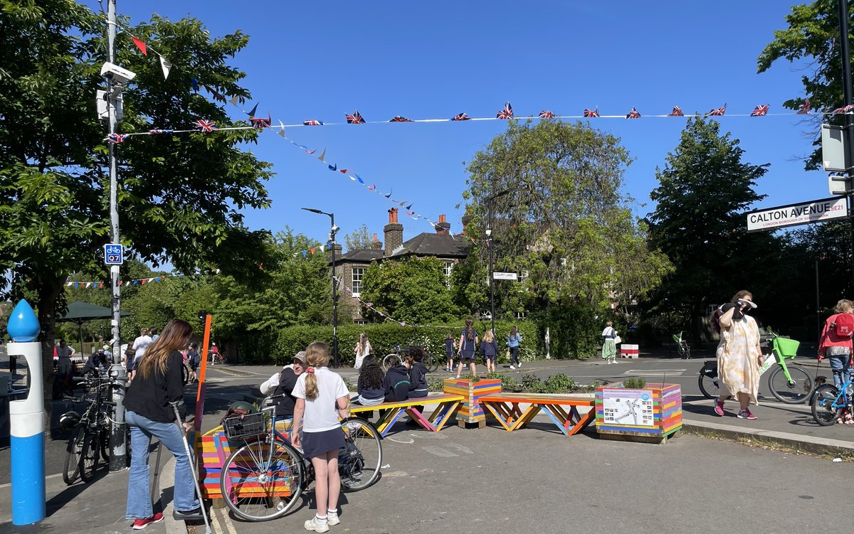 DulwichSociety's tweet photo. Dulwich sunshine. Have a great bank holiday weekend and half term! https://t.co/btE4rgBNHd