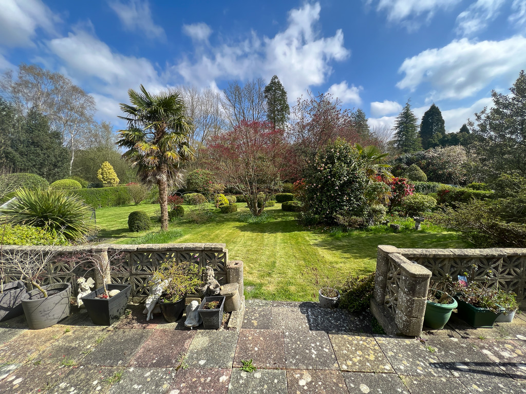 This beautifully presented large rear garden is one you don't want to miss out on!😍 Book an appointment to view this property in Chelwood Gate with Cole's Estate Agents today. colesestateagents.com/property/isle-… #estateagents #property #forsale