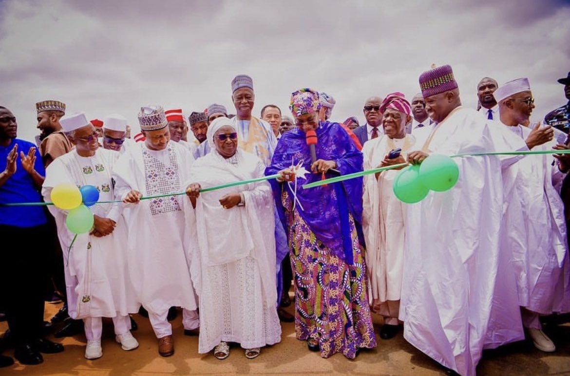 Binani4Governor's tweet photo. Senator Aishatu Dahiru Ahmed Binani @realaishabinani commissioned the dualised 5.73km Umaru Yar'adua Way Today in Kaduna.
The road connects Millennium City to the Eastern Bypass.
@elrufai has indeed Set the Bar very high for Future Governors.
#nigeria #binani #Kaduna https://t.co/kvuG6yrfBR