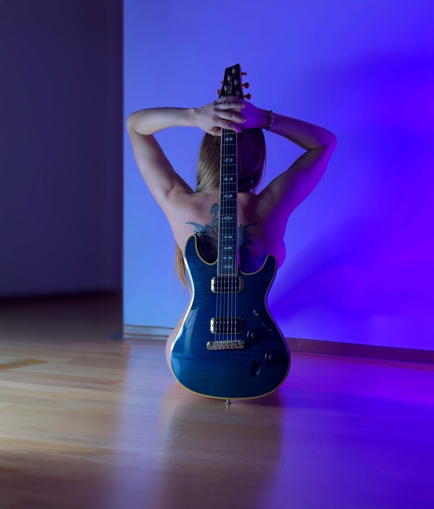 octokuro_model's tweet photo. My new guitar 💜 It’s almost my age. https://t.co/Xa7J9acgEN