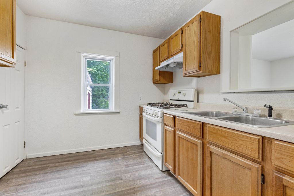 SoldOnToni's tweet photo. 232 Rose Avenue, #LovesParkIL 61111

Charming bungalow for sale! 3 Bed / 1 Bath on the market for $129,000. Visit the link to see all the photos or schedule a showing!

https://t.co/SFlDT1FUxY

#SoldOnToni #LovesParkIL #RealEstateAgents https://t.co/Lb2MaduTSf