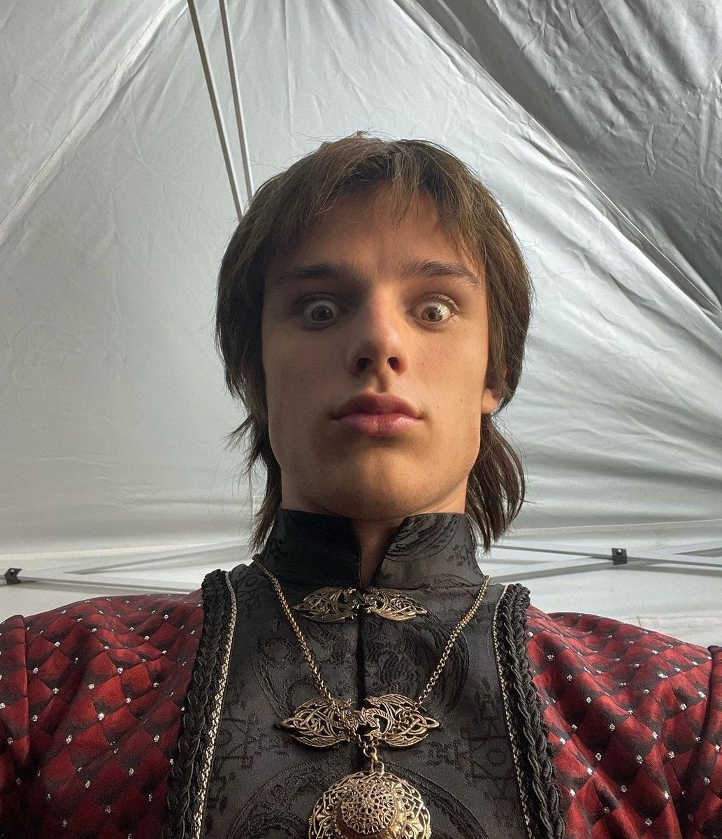 Wait a minute, they really repurposed Ser Qarl Corray's jewelry at Jacaerys and Lucerys or their Dad's boyfriend left them the necklaces or it's just something Leanor gave to his loved ones, I feel like it's the first option because you know how it is HB0😭