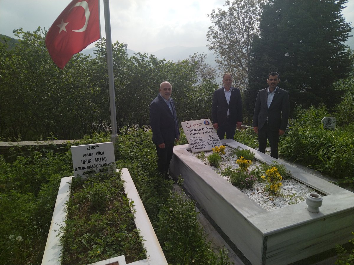 soyhannsofuoglu's tweet photo. Cumhur İttifakı İlçe Başkanlarımız ile birlikte Vatanımızın birlik, beraberliği ve bölünmez bütünlüğü için Canlarını Feda eden Aziz Şehitlerimizin Ailelerini ve Kabirlerini ziyarette bulunduk.

Kabirleri başında Aziz Şehitlerimizi Fatihalarla andık. https://t.co/uKFFfEB9oE