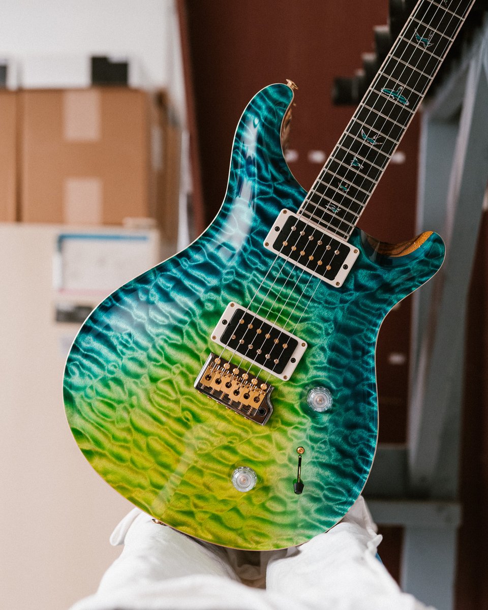 prsguitars's tweet photo. A wavy Laguna Dragon's Breath to start off your weekend. 🌊 Have a swell #privatestockfriday! 🏄‍♂️ https://t.co/L2AbW9uxXK