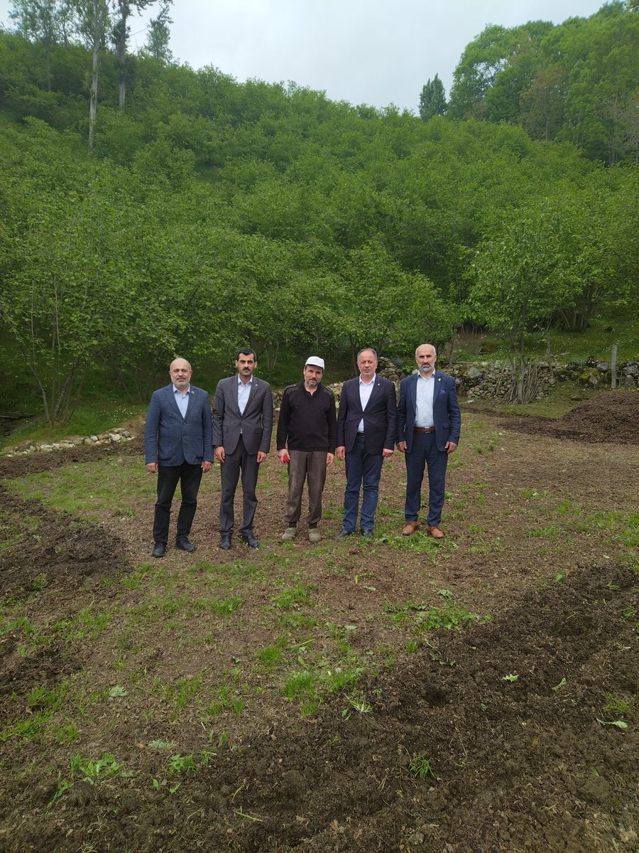 soyhannsofuoglu's tweet photo. Cumhur İttifakı İlçe Başkanlarımız ile birlikte Vatanımızın birlik, beraberliği ve bölünmez bütünlüğü için Canlarını Feda eden Aziz Şehitlerimizin Ailelerini ve Kabirlerini ziyarette bulunduk.

Kabirleri başında Aziz Şehitlerimizi Fatihalarla andık. https://t.co/uKFFfEB9oE