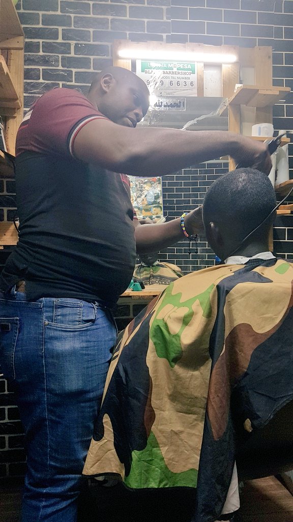 Blade_BarberKE's tweet image. "Time for a grooming session! Shaving off the stubble and feeling refreshed. ✂️ 
 #GroomingRoutine #CleanCut"