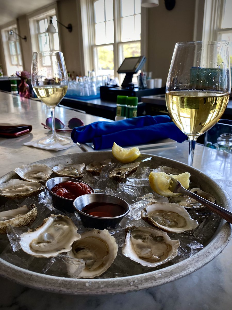 Happy #internationalchardonnayday (oysters are optional) 🥂🦪😋