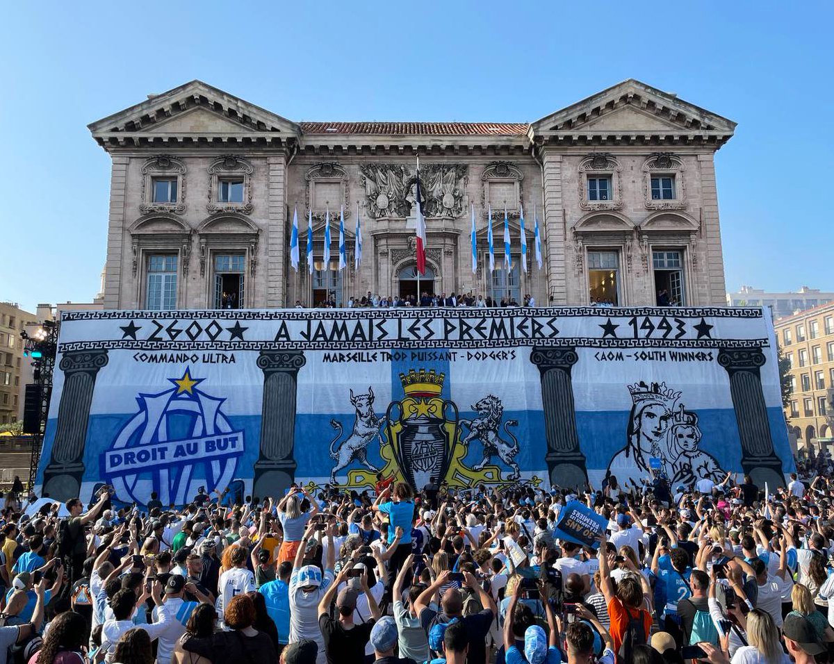 ⭐️🏆 TIFO historique sur l'Hôtel de Ville pour célébrer Marseille, tous les supporters et une équipe entrée dans la légende !

#AJamaisLesPremiers #TeamOM