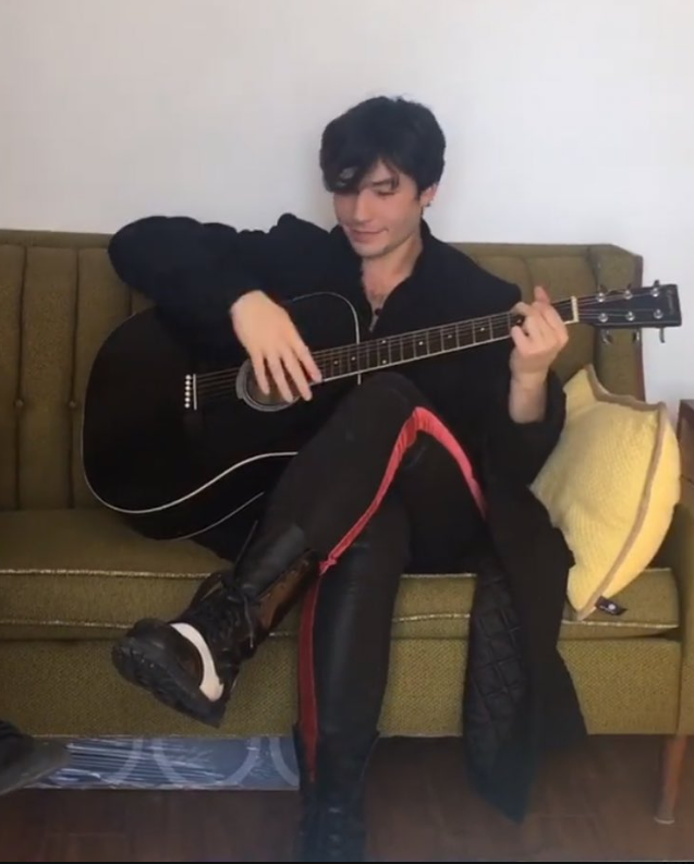 SlagCult's tweet photo. Hoping Ezra's time off was spent doing all the things they love. It's about to get nuts! #ezramiller #myflash https://t.co/0sKWPmFcyq