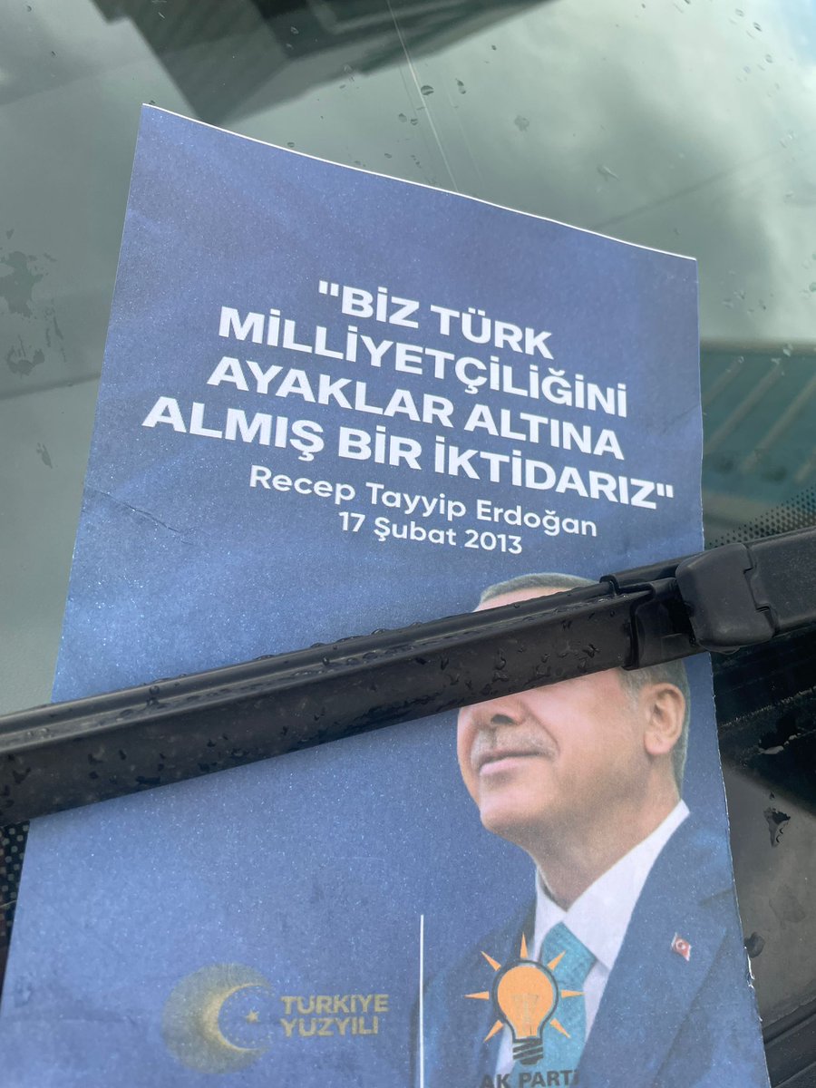 solcugazete's tweet photo. Büyükşehirlerde dün gece aynı anda birçok isimsiz bildirinin apartman girişlerine ve arabaların camlarına bırakıldığı görüldü.

Bildirilerde Erdoğan ve Bahçeli'nin geçmişteki sözleri yer alıyor.

Dağıtım sırasında Kılıçdaroğlu Gönüllüleri'nde çalışan kişilerin gözaltına aldığı öğrenildi.