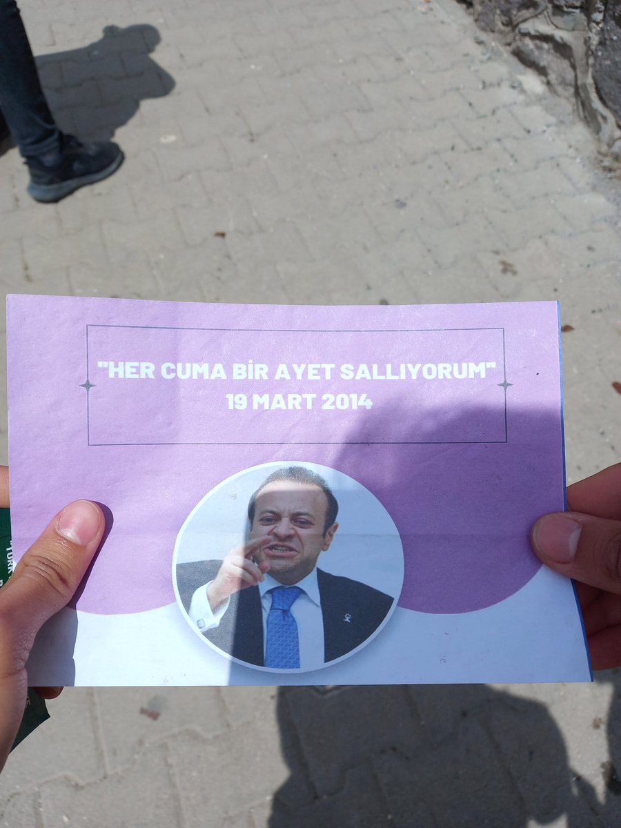 solcugazete's tweet photo. Büyükşehirlerde dün gece aynı anda birçok isimsiz bildirinin apartman girişlerine ve arabaların camlarına bırakıldığı görüldü.

Bildirilerde Erdoğan ve Bahçeli'nin geçmişteki sözleri yer alıyor.

Dağıtım sırasında Kılıçdaroğlu Gönüllüleri'nde çalışan kişilerin gözaltına aldığı öğrenildi.