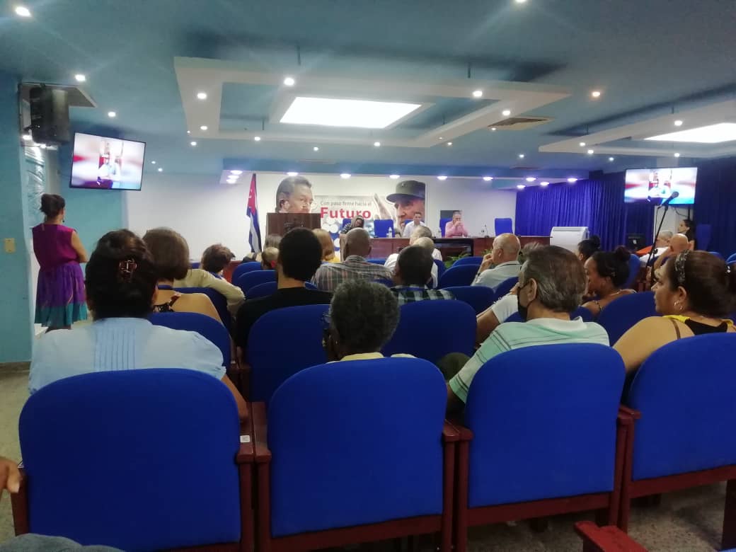 Presidido por <a href="/E_RdgzDavila/">Eduardo Rodríguez Dávila</a> y <a href="/marta_oramas/">Marta Oramas Rivero</a>, se realizó esta mañana en el <a href="/MitransCuba/">Ministerio del Transporte de Cuba</a> la ceremonia de entrega y recepción del cargo del Director del Centro Nacional de Vialidad, CNV, con la participación de directivos del sector y trabajadores de la entidad. #TransporteCuba