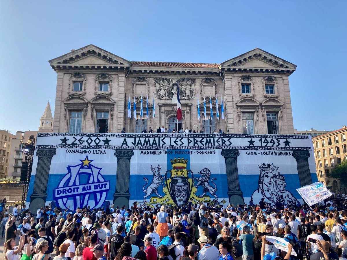 MadeMarseille's tweet photo. ⭐ Wahou le tifo des supporters de l'OM sur l'Hôtel de Ville de Marseille 
#ajamaislespremiers #teamOM https://t.co/KUMCk6wOWc