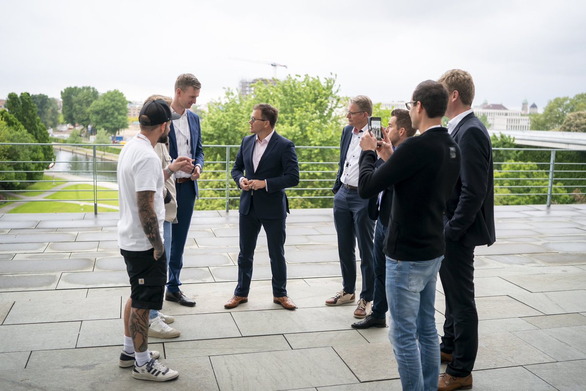 TobiasGebhardt's tweet photo. Highlight der Woche im Bundeskanzleramt. 
Mecklenburg-Vorpommern war zahlreich beim 1. Start-up-Forum Ostdeutschland vertreten. 
Vielen Dank für die Einladung @schneidercar 

@StartupVerband @gruendungswerft 
#startup #ostdeutschland #kanzleramt 
#mv 
Quelle: Henning Schacht https://t.co/VKQ2FsIU2s