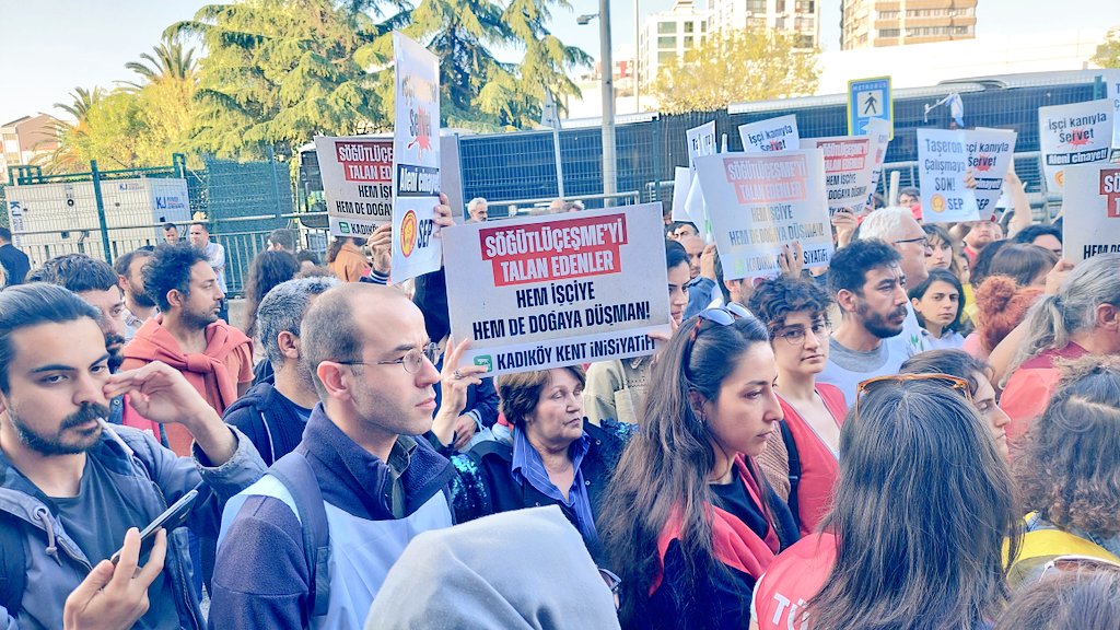 Söğütlüçeşme'yi talan edenler hem işçiye hem de doğaya düşman!
Milyarlarca liralık rant projesini Söğütlüçeşme'ye dikmeye çalışanlar güvencesiz, iş güvenliğinden yoksun çalıştırdıkları işçilerin yaşamlarını tehdit ediyor.