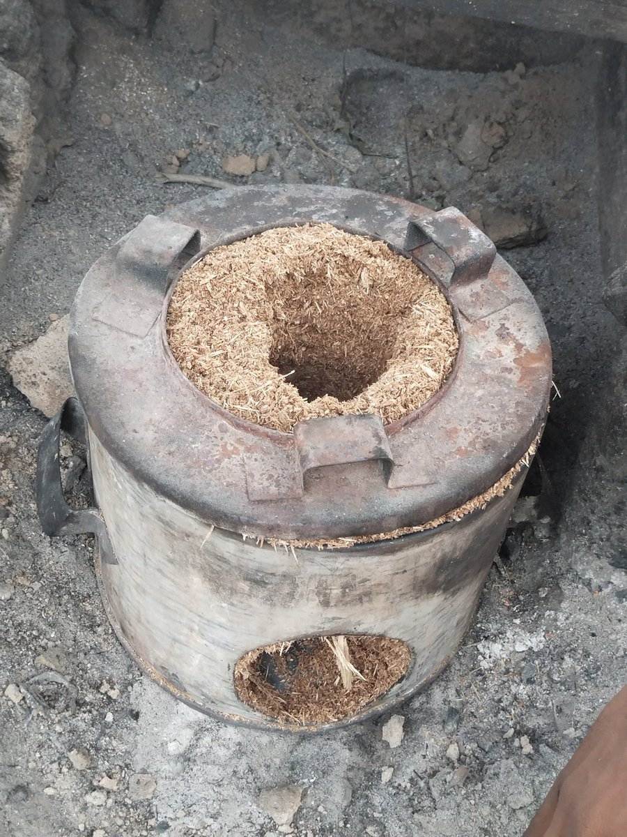 late 90s, when dictator Abacha was Head of States, we used this stove back then during fuel scarcity, and the memories of going to Eleja sawmill at Sagamu to pack sawdust then was the climax of the experience. Rolling in the dust like pigs in mud,😂.